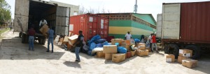 Ein Container mit Hilfsgütern für die Heime der HKH wird in Port-au-Prince entladen